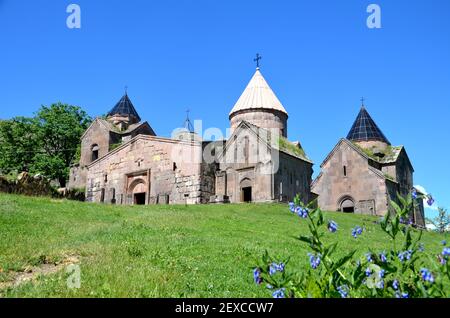 Blick über eine Wiese zum Goshavank-Kloster, Armenien Stockfoto