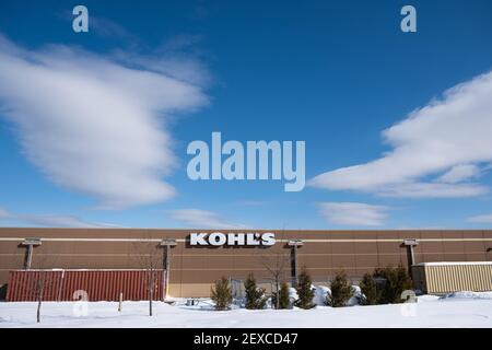 Firmenlogo des Kaufhauses Kohl in extrakräftiger Helvetica-Schrift an der Seite eines Geschäfts kohl's, Berlin, VT, USA. Stockfoto