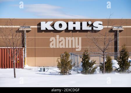 Firmenlogo des Kaufhauses Kohl in extrakräftiger Helvetica-Schrift an der Seite eines Geschäfts kohl's, Berlin, VT, USA. Stockfoto