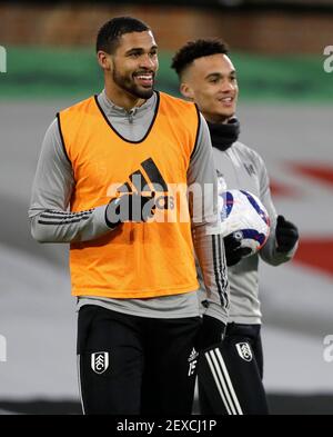 Fulhams Ruben Loftus-Cheek (links) und Fulhams Antonee Robinson wärmen sich vor dem Premier League-Spiel im Craven Cottage, London, auf. Bilddatum: Donnerstag, 4. März 2021. Stockfoto