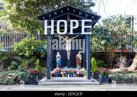Eine Botschaft der Hoffnung in der Kreuzigungsszene in der St. Joseph's Church auf Highgate Hill in Islington während der dritten Coronavirus-Sperre, London, Großbritannien Stockfoto