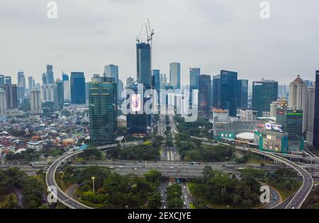 Luftweite Ansicht von hohen Hochhäusern Wolkenkratzern und großen Kreisverkehr Verkehr in der Innenstadt von Jakarta, Indonesia Office und Wohngebäude im Stadtzentrum Stockfoto