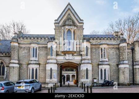 Der Eingang des Highgate West Cemetery in Swains Lain, Camden, offen für Touren während der dritten Coronavirus-Sperre, London, Großbritannien Stockfoto