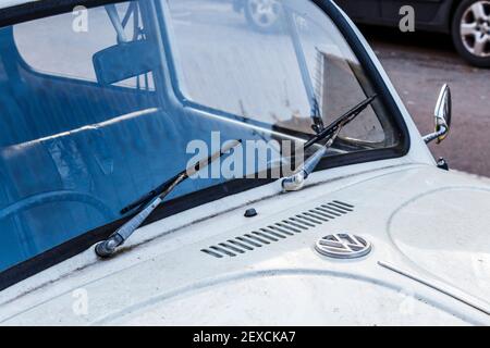 Nahaufnahme der Windschutzscheibe und der Scheibenwischer eines schmutzigen, weiß lackierten Volkswagen Beetle Autos, London, UK Stockfoto