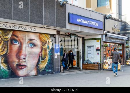 Wandbild des Gesichts einer Frau auf den Fensterläden eines geschlossenen Zeitungskiosks neben der Archway-Röhre während der dritten Coronavirus-Sperre, Islington, London, Großbritannien Stockfoto