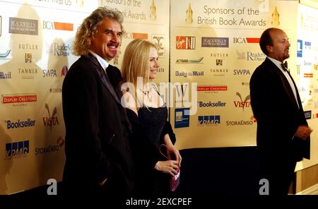 Komiker Billy Connolly mit seiner Frau und Romanautorin Pamela Stephenson bei den British Book Awards in London an diesem Abend. Miss Stephenson wurde für ein Foto vom category,5. März 2002, Andy Paradise, nominiert Stockfoto