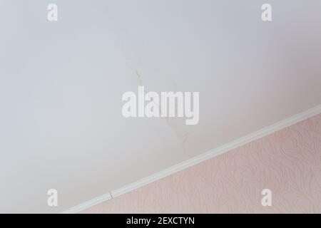 Spuren von Wasserlecks an der Decke Stockfoto