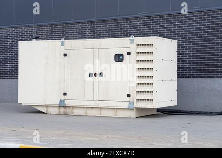 Dieselgenerator für Notstromversorgung in der Nähe des Gebäudes. Stockfoto