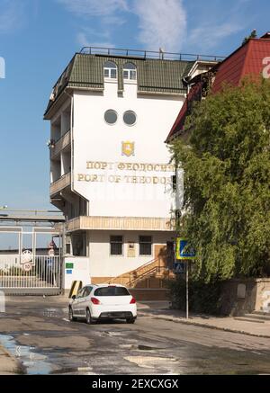 Russland, Krim, Feodosia 18. September 2020-EIN Auto betritt das Gebiet des Hafens von Feodosia auf Gorki-Straße. Russischer Text: Hafen von Feodosia Stockfoto