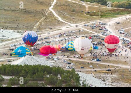 Russland, Krim, Belogorsk 19. September 2020-Vorbereitung für den Start von Ballons auf dem Festival der Luftfahrt am Fuße des White Rock Mount Stockfoto