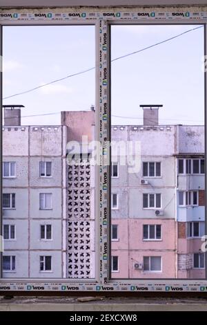 Tiraspol, Moldawien - 2. März 2021: Installation von Fenstern. Ein Fragment eines neuen pvc-Fensters und ein Fragment einer Fensterbank. Stockfoto