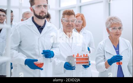 Gruppe von Forschern, die an einem neuen Impfstoff arbeiten. Stockfoto