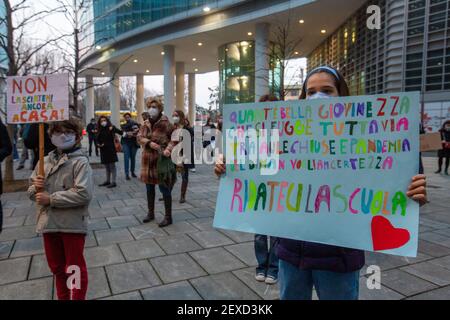 Mailand, Italien. März 2021, 04th. Milan, Flashmob gegen die Schließung von Schulen unter Palazzo Lombardia nur redaktionelle Verwendung Kredit: Unabhängige Fotoagentur/Alamy Live Nachrichten Stockfoto