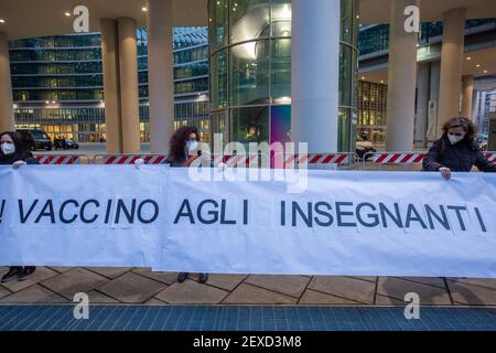 Mailand, Italien. März 2021, 04th. Milan, Flashmob gegen die Schließung von Schulen unter Palazzo Lombardia nur redaktionelle Verwendung Kredit: Unabhängige Fotoagentur/Alamy Live Nachrichten Stockfoto