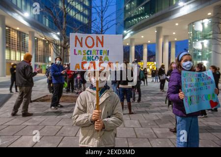 Mailand, Italien. März 2021, 04th. Milan, Flashmob gegen die Schließung von Schulen unter Palazzo Lombardia nur redaktionelle Verwendung Kredit: Unabhängige Fotoagentur/Alamy Live Nachrichten Stockfoto