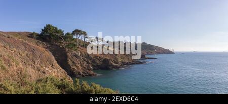 Blick auf den Leuchtturm von St. Anthony vom Carricknath Point, Roseland Peninsula, Cornwall, Großbritannien Stockfoto