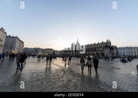 Krakau, Polen - 22. Februar 2021: Panorama der Tuchhalle (Sukiennice) - befindet sich auf dem Hauptplatz (Plac Mariacki) und dient als Handwerksmarkt Stockfoto