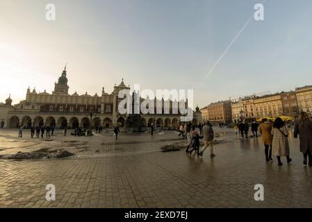 Krakau, Polen - 22. Februar 2021: Panorama der Tuchhalle (Sukiennice) - befindet sich auf dem Hauptplatz (Plac Mariacki) und dient als Handwerksmarkt Stockfoto