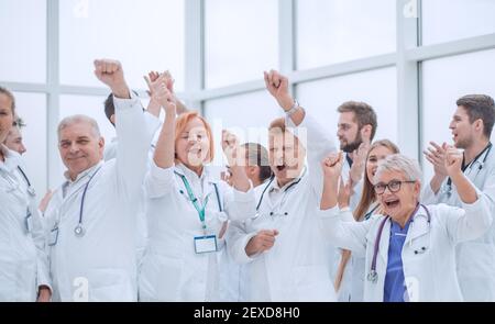 Große Gruppe von verschiedenen Ärzten feiern zusammen. Stockfoto