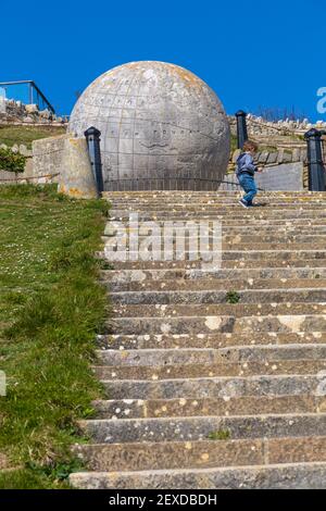 Schritte, die zu der großen Kugel und Durlston Schloss in Durlston Country Park, Swanage, Dorset, Großbritannien im April Stockfoto