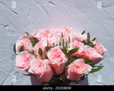 Brautstrauß von frischen Rosen.Hochzeitsblumen.Glückliche Muttertag Karte. Schöne Rose isoliert auf weiß. Copy Raum Stockfoto