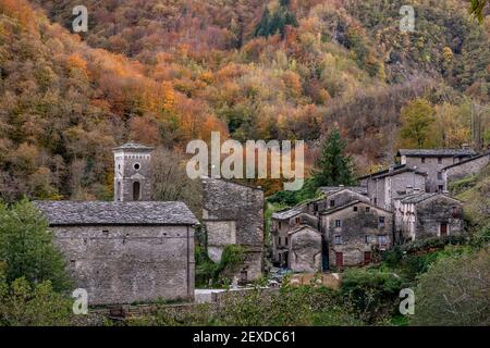 Das alte Dorf Isola Santa umgeben von den Bergen der Garfagnana, Italien, mit schönen Herbstfarben Stockfoto