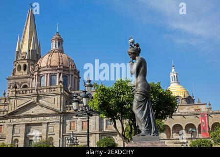 Kathedrale von Guadalajara / Catedral de la Asunción de María Santísima im Stil der spanischen Renaissance und Statue der Jungfrau von Guadalupe, Jalisco, Mexiko Stockfoto