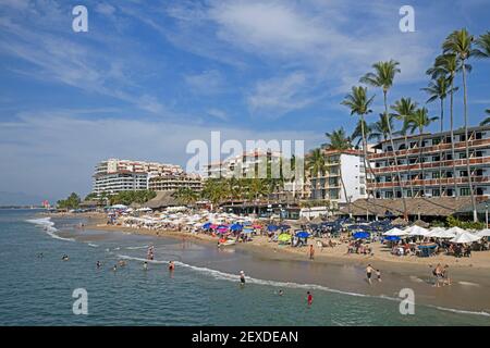 Sonnenanbeter und Hotels in Puerto Vallarta, mexikanischer Badeort, gelegen an der Bahía de Banderas am Pazifik, Jalisco, Mexiko Stockfoto