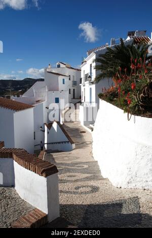 Frigiliana Spanien. Traditionelles weißes historisches spanisches Dorf an der Costa del Sol. Maurisches Viertel mit charmanten gepflasterten Gassen und herrlicher Aussicht. Stockfoto