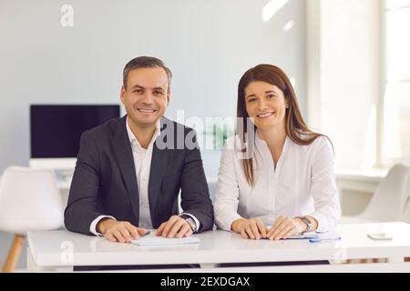 Ein Mann und eine Frau im Büro führen in einem Videoanruf ein Online-Briefing mit dem Team durch. Stockfoto