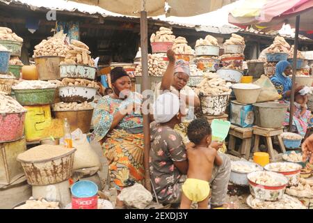 Ein lokaler Lebensmittelverkäufer auf dem Lagos Lebensmittelmarkt im Mile-12 Bezirk von Lagos, Nigeria. Stockfoto