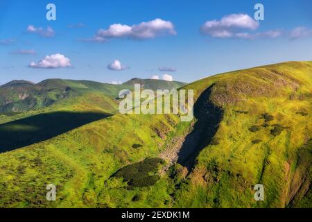 Berge an sonnigen hellen Tag im Sommer. Farbenfrohe Landschaft Stockfoto