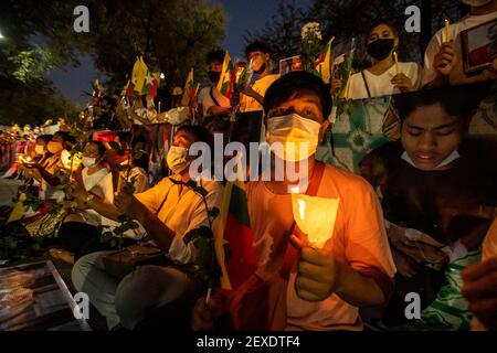 Bangkok, Thailand. März 2021, 4th. Hunderte von Bürgern Myanmars, die in Thailand leben, versammelten sich im UN-Komplex in Bangkok, um zu protestieren und internationale Interventionen in ihrem Heimatland zu fordern, nachdem in der vergangenen Woche Dutzende von pro-demokratischen Demonstranten von birmanischen Sicherheitskräften getötet wurden. Die Anti-Putsch-Protestbewegung hat sich zunehmend gewalttätig entwickelt, da Soldaten und Polizisten zunehmend Live-Kugeln auf Demonstranten im ganzen Land eingesetzt haben. Kredit: Adryel Talamantes/ZUMA Wire/Alamy Live Nachrichten Stockfoto