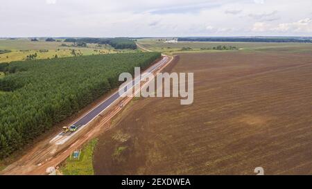 Drohnenansicht der neuen Straße. Luftaufnahmen Bau einer neuen Autobahn. Baustufe. Straßenbelag. Die Zusammensetzung der Straße du Stockfoto