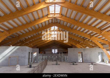 Großer Hangar. Geklebte laminierte Holzkonstruktion. Dachkonstruktion aus laminiertem Furnierholz. Gebäude. Brettschichtholz verleimt. Gebäude. Erstellen Stockfoto