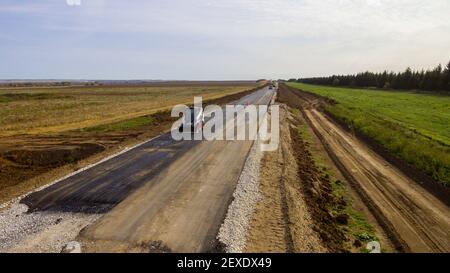 Drohnenansicht der neuen Straße. Luftaufnahmen Bau einer neuen Autobahn. Baustufe. Straßenbelag. Die Zusammensetzung der Straße du Stockfoto