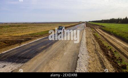 Drohnenansicht der neuen Straße. Luftaufnahmen Bau einer neuen Autobahn. Baustufe. Straßenbelag. Die Zusammensetzung der Straße du Stockfoto