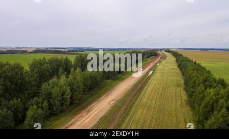 Drohnenansicht der neuen Straße. Luftaufnahmen Bau einer neuen Autobahn. Baustufe. Straßenbelag. Die Zusammensetzung der Straße du Stockfoto