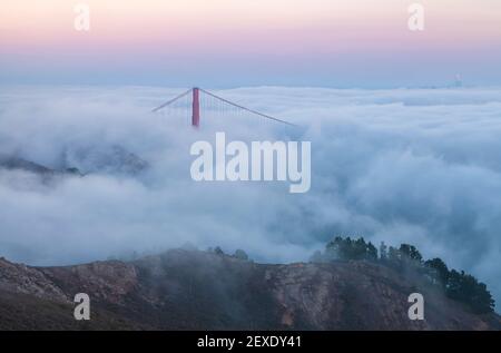 Untere Nebeldecke die San Francisco Bay an der Golden Gate Bridge am frühen Herbstabend, Kalifornien, USA. Stockfoto