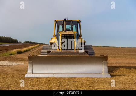 Nahaufnahme Eines Schweren Bulldozers. Baumaschinen. Bulldozer auf dem Bau einer neuen Straße. Dedizierte Baumaschinen für die Handhabung b Stockfoto