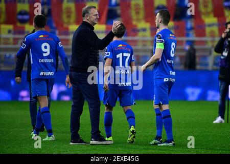 Genks Cheftrainer John van den Brom und Genks Bryan Heynen feiern am Donnerstag, den 04. März, nach dem Gewinn eines Fußballspiels zwischen KRC Genk und KV Mechelen Stockfoto