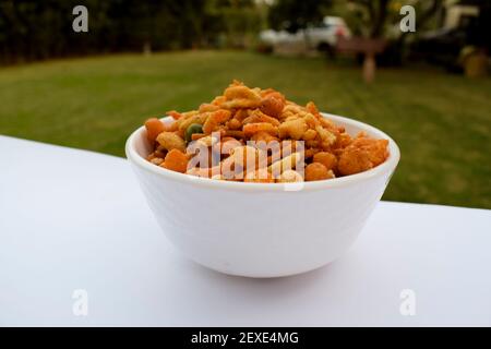 Leckere Mischung für Tee Zeit Snack. Serviert im Freien in einem Rasen Garten Hinterhof des Hauses Stockfoto