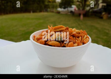 Leckere Mischung für Tee Zeit Snack.serviert im Freien auf einem Rasen Garten Hinterhof des Hauses Stockfoto