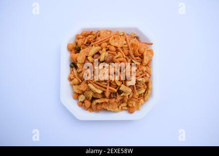 Indische berühmte Namkeer Snack Kara boondi oder würzig salzigen Boondi in transparenter Schüssel serviert. Tea Time Snack gebratene Kichererbsen Floour oder Besan frittiert in Stockfoto