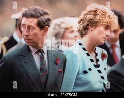 Datei Foto vom 03/11/92 des Prinzen und der Prinzessin von Wales sehen ihre eigenen Wege während eines Gedenkgottesdienstes auf ihrer Reise durch Korea. Als sich die bitteren Folgen des Megxit verschärften, wurden die Schwierigkeiten der Monarchie als Walesenkrieg 2,0 bezeichnet. Stockfoto