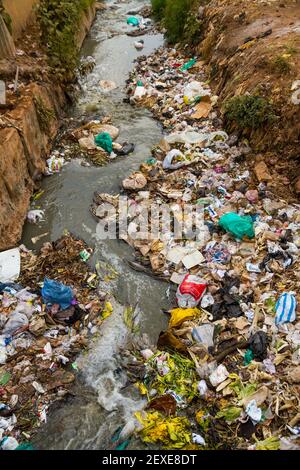 Ein stark verschmutzter Fluss, der im Kibera Slum von Nairobi, Kenia, mit Müll, Abfall und Abwasser gefüllt ist. Stockfoto