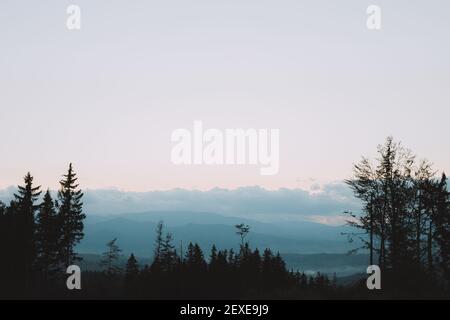 Ein schöner Blick auf eine Landschaft mit Bergen, die unter dem Hotel glitzern Der bewölkte Himmel Stockfoto