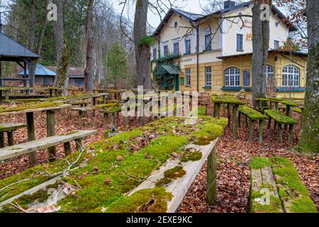 Lost Place, bewachsener Biergarten mit moosigen Sitzbereichen, Gasthof Obermühltal, Bayern, Deutschland, Europa Stockfoto