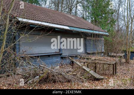 Lost Place, bewachsener Biergarten mit moosigen Sitzbereichen, Gasthof Obermühltal, Bayern, Deutschland, Europa Stockfoto