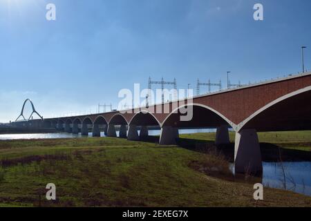 Schöne Brücke mit anmutigen Bögen über den Fluss Waal in der Nähe von Nijmegen, Niederlande Stockfoto